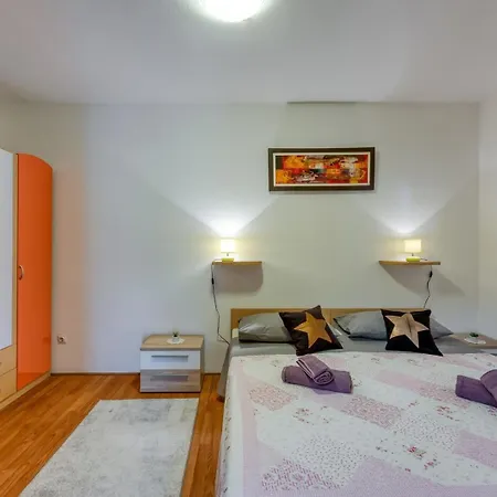 Apartment Pleasure *